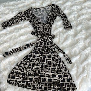 Romero and Juliet black and tan geo print dress size small